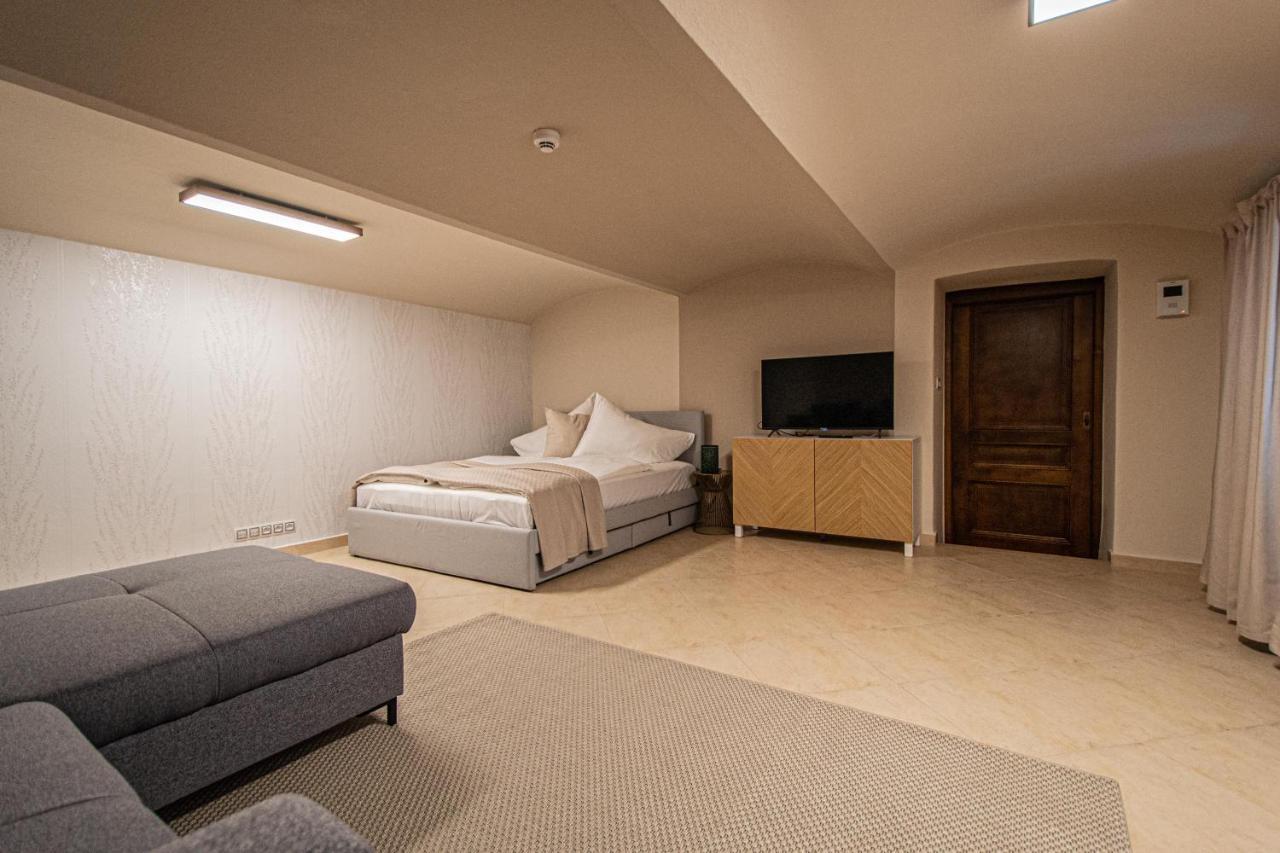 Modern And Spacious Apartments In City Center Prague Exterior photo