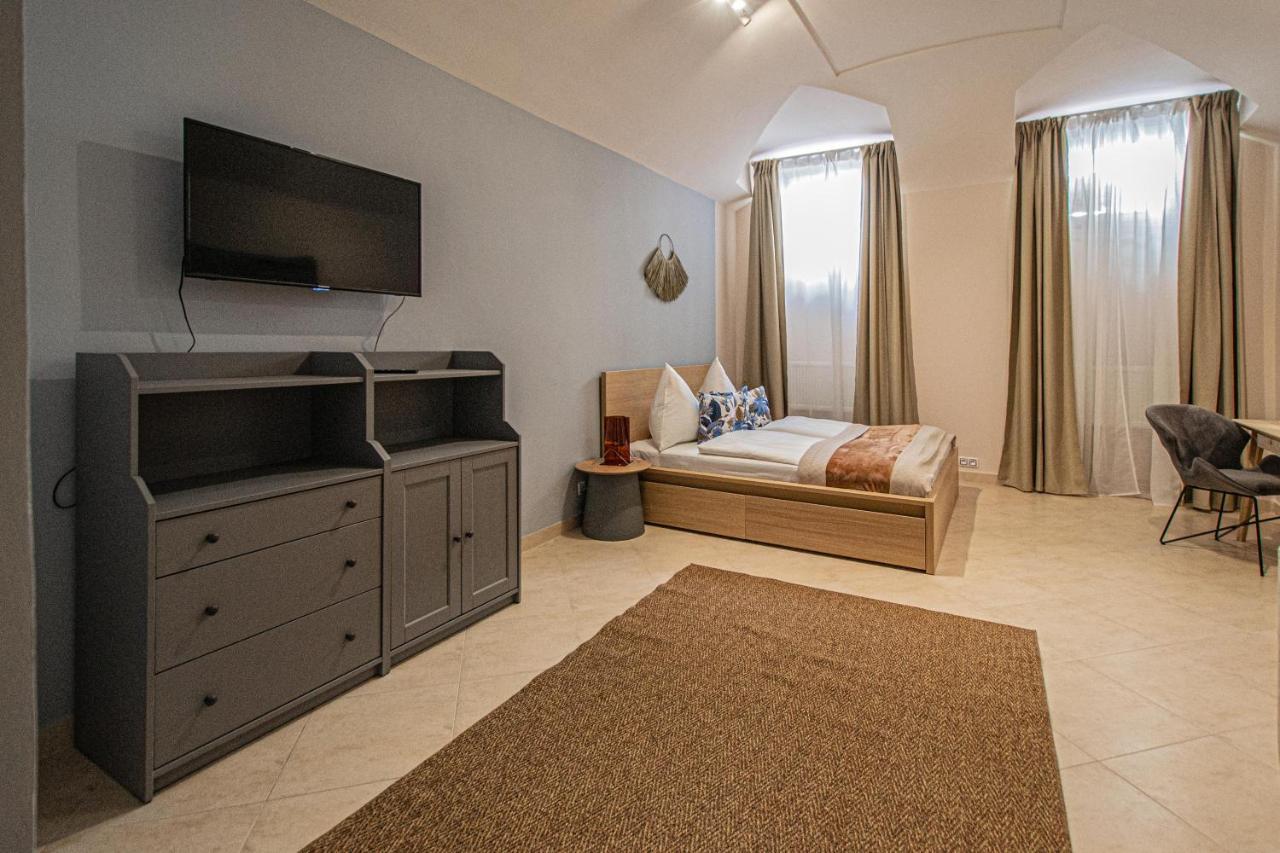 Modern And Spacious Apartments In City Center Prague Exterior photo