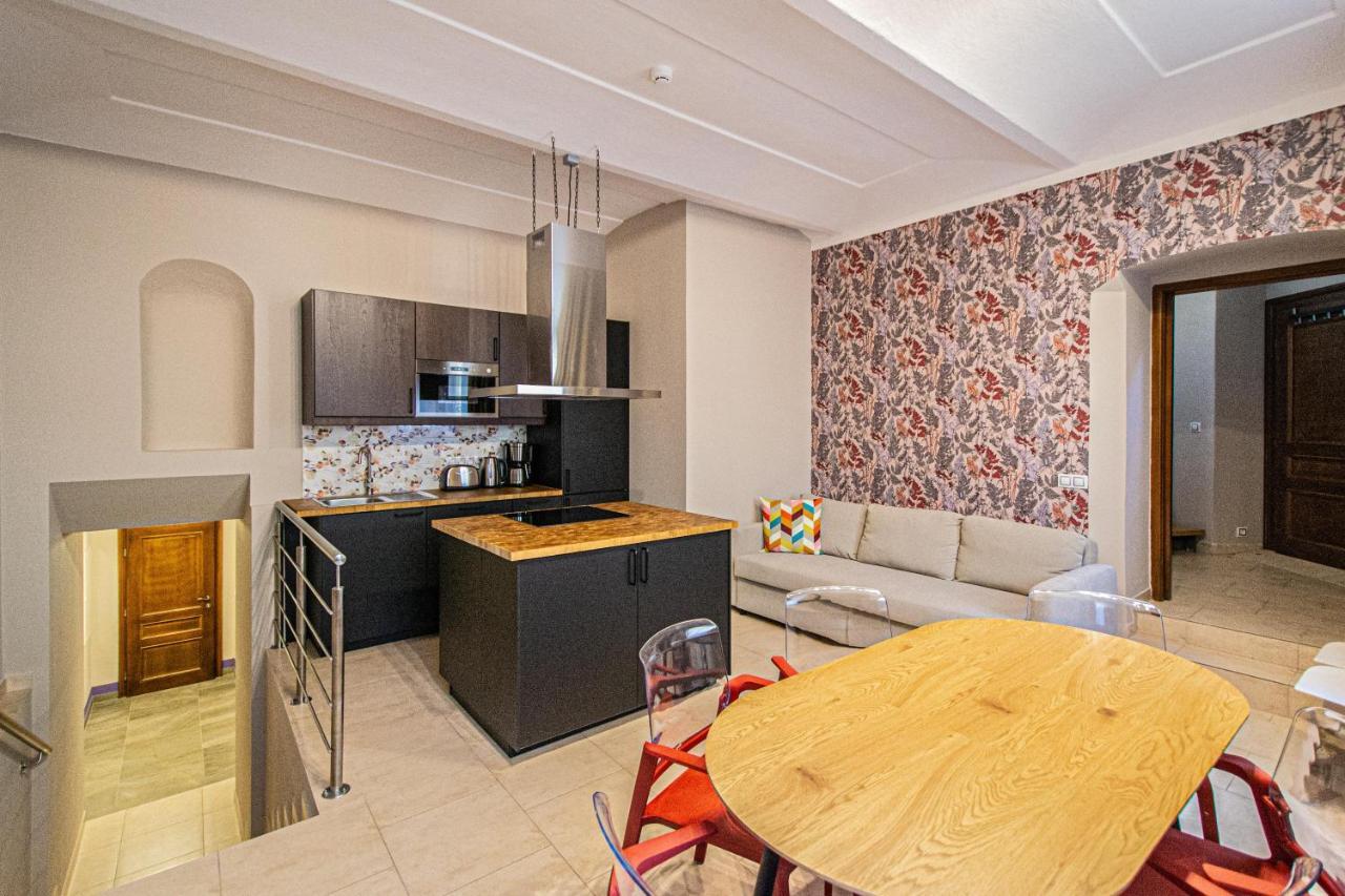 Modern And Spacious Apartments In City Center Prague Exterior photo